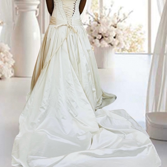 Maggie Sottero Memories Corset Wedding Gown w/Bustle & Free Bling Flip Flops - Picture 3 of 6